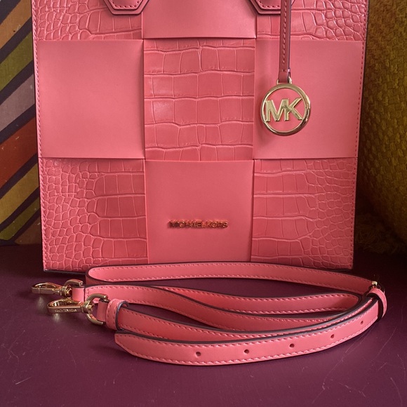 Micheal Kors Mercer medium shopper in the color grapefruit with cross body strap - Picture 5 of 5